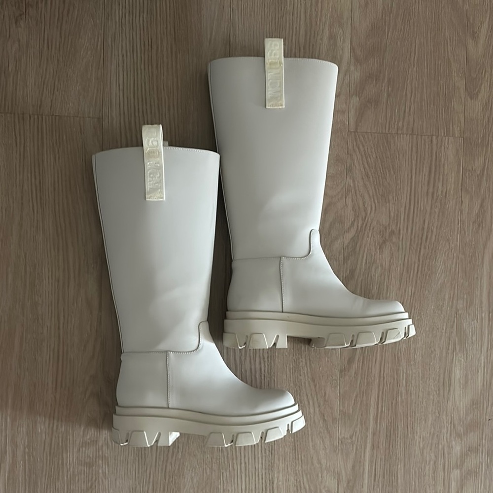 Steve Madden Cream Boots with Chunky Sole and Rounded Toe Great Conditionion